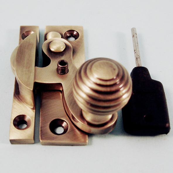 THD113L/AB • Locking • Antique Brass • Locking Clo Reeded Knob Sash Fastener